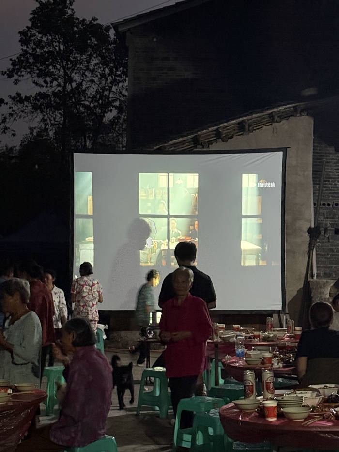 皇冠信用网会员开户_22岁绝症女孩宴请全村看电影皇冠信用网会员开户,哽咽嘱托村民:“我走后,请替我关照父母”