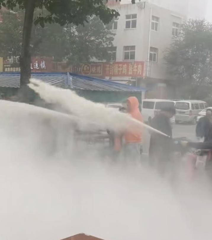 皇冠信用网申请开通
_河南一新郎被绑树上遭灭火器喷射皇冠信用网申请开通
,现场画面被指荒唐,律师:如造成损害,侵权人应担责