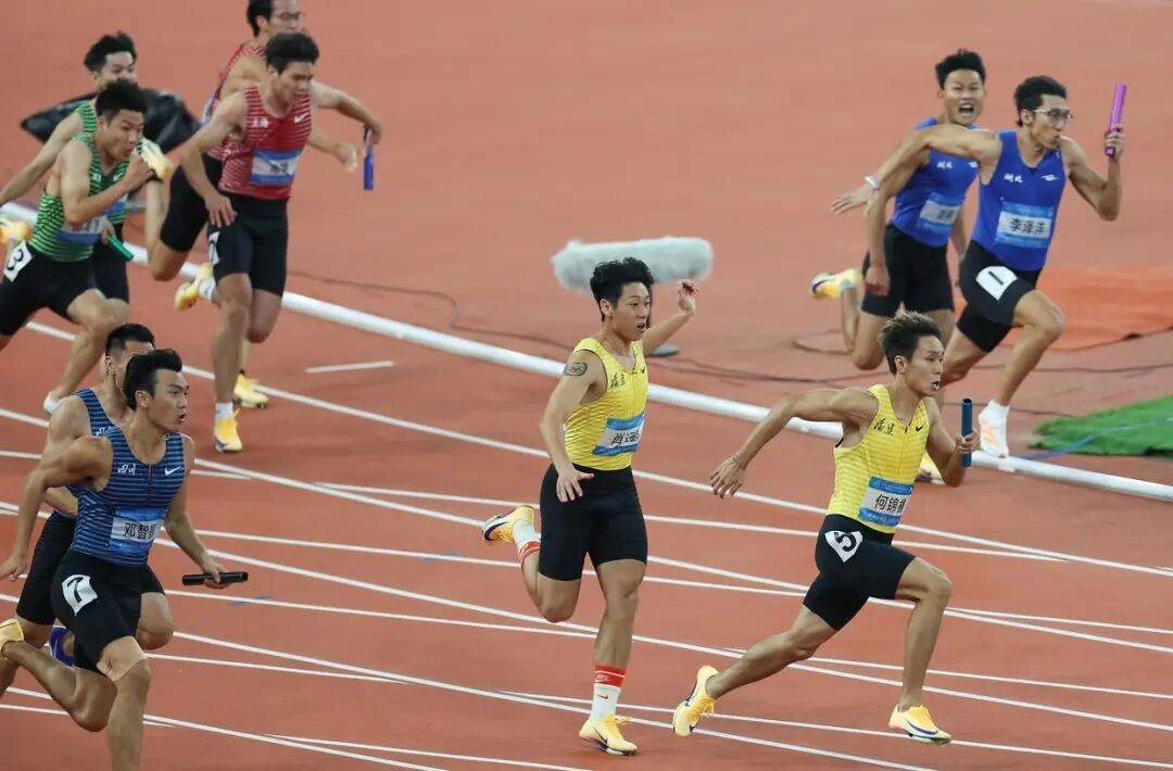 皇冠信用登1
_“夺冠能偷偷亲你一下不?”十五运会上皇冠信用登1
,这对田径CP的赛场之吻甜上热搜!