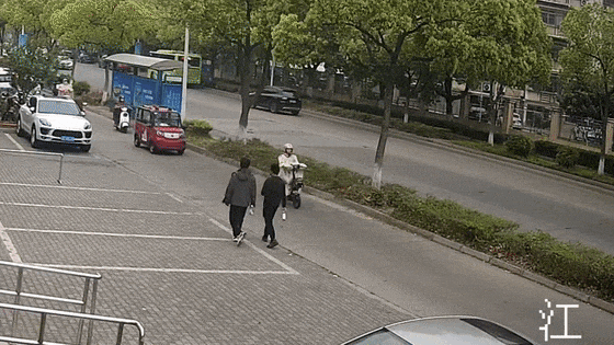 皇冠信用网代理注册
_事故频发皇冠信用网代理注册
!电动自行车“挡风被”到底该不该用?