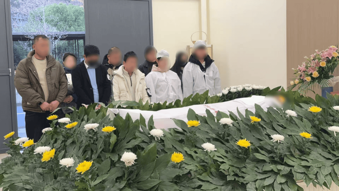 皇冠客服_泪目！丈夫车祸离世皇冠客服，妻子含泪做出这个决定