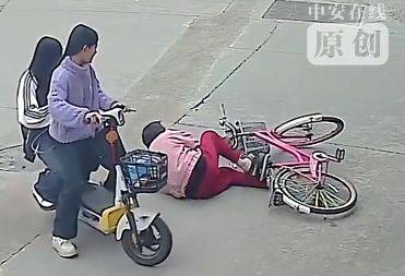 皇冠网_老太太骑车摔倒皇冠网，初中女生路过好心扶起，被索赔22万！其母称已产生心理阴影